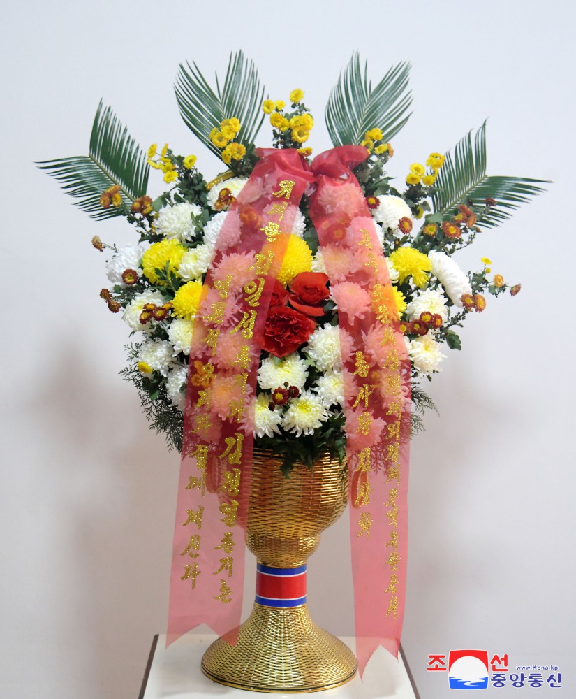 Floral Baskets Sent to Statues of Great Leaders from Abroad