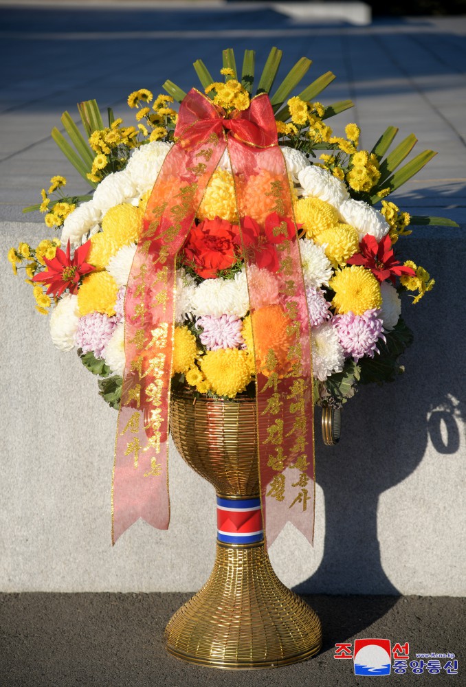 Floral Baskets Sent to Statues of Great Leaders from Abroad