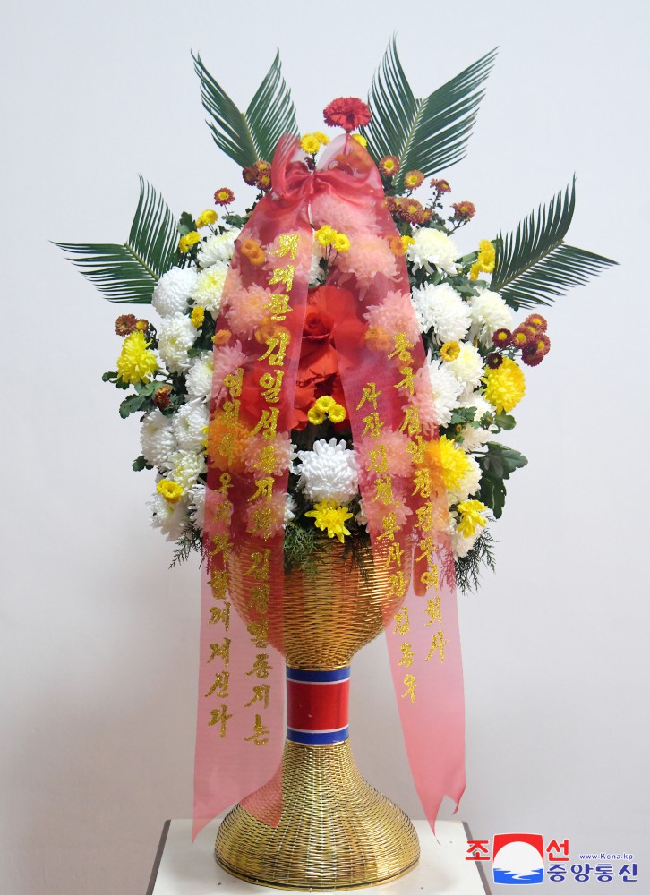 Floral Baskets Sent to Statues of Great Leaders from Abroad