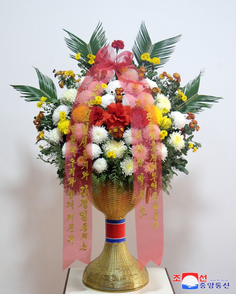 Floral Baskets Sent to Statues of Great Leaders from Abroad