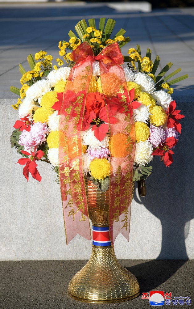 Floral Baskets Sent to Statues of Great Leaders from Abroad