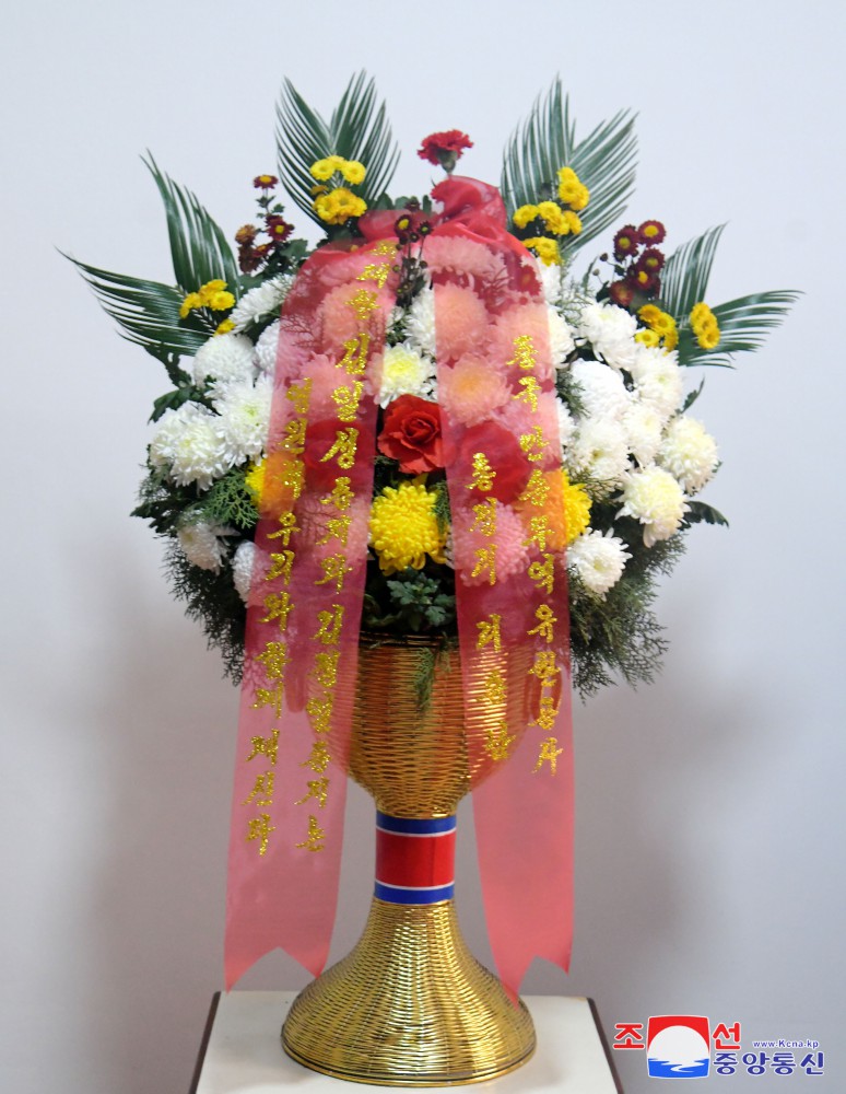 Floral Baskets Sent to Statues of Great Leaders from Abroad