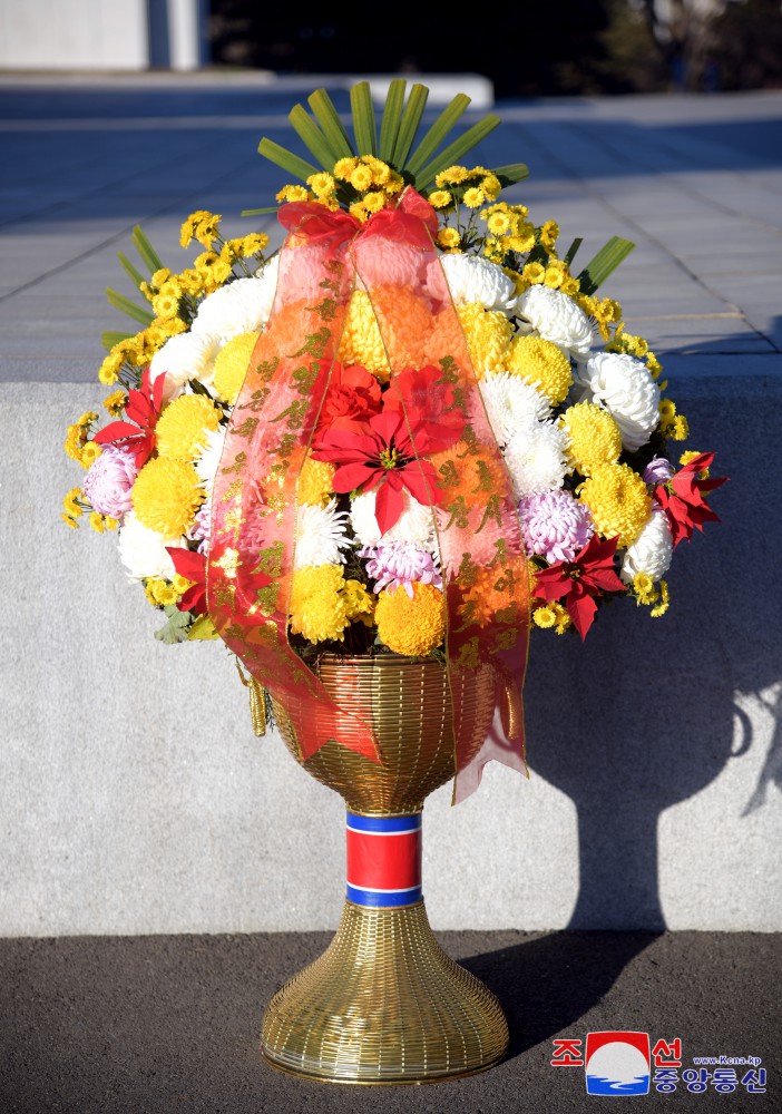 Floral Baskets Sent to Statues of Great Leaders from Abroad