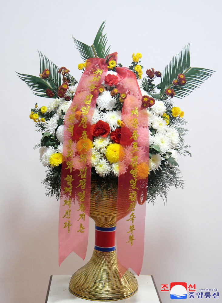 Floral Baskets Sent to Statues of Great Leaders from Abroad