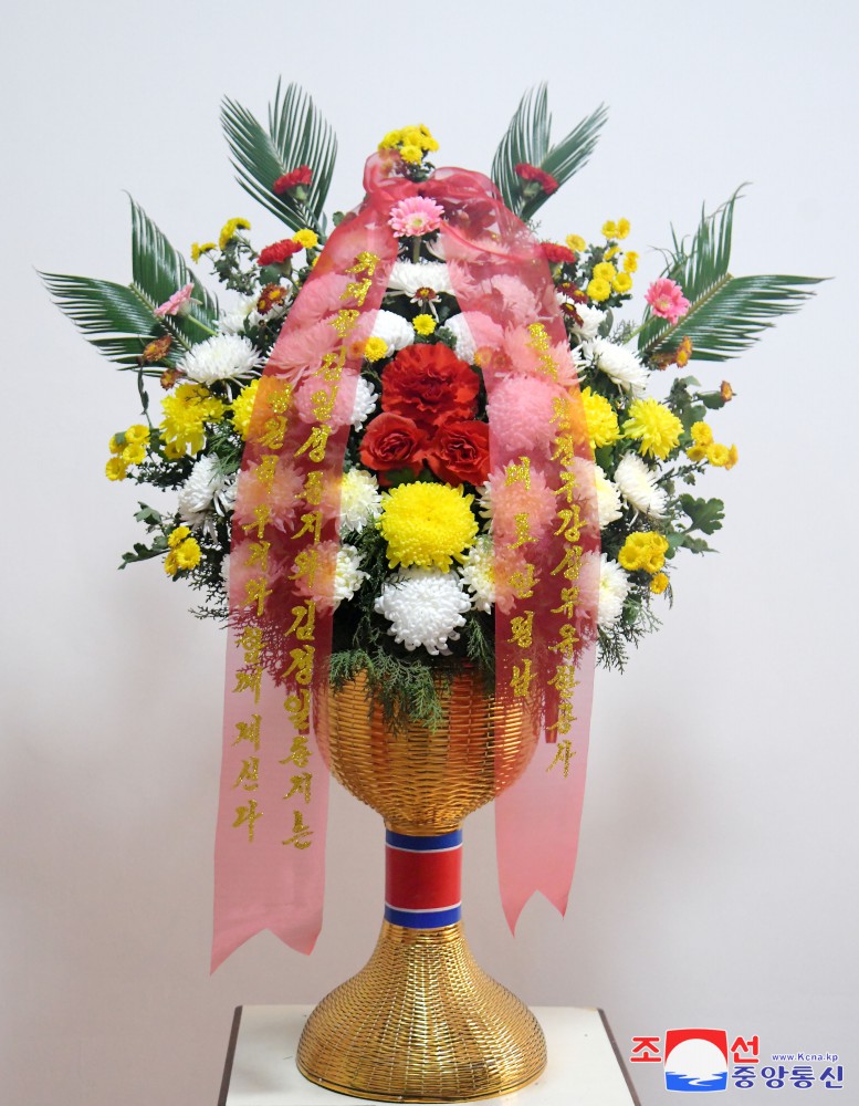 Floral Baskets Sent to Statues of Great Leaders from Abroad