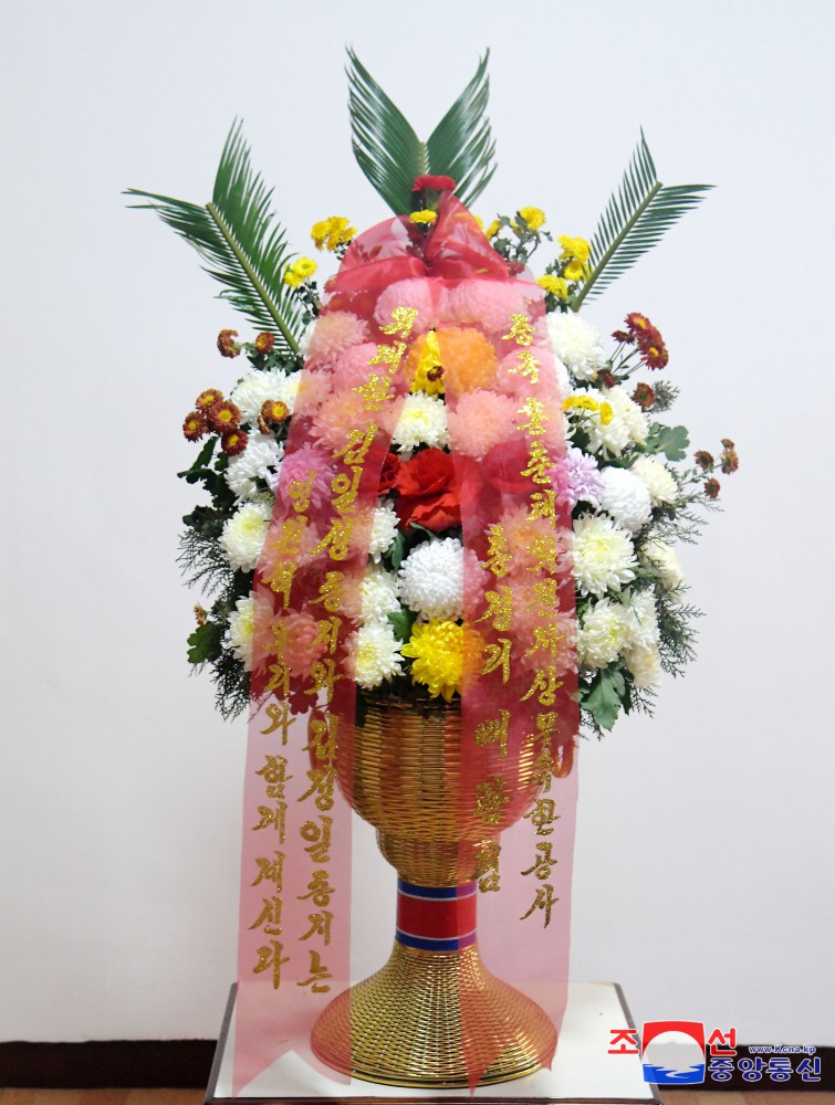 Floral Baskets Sent to Statues of Great Leaders from Abroad