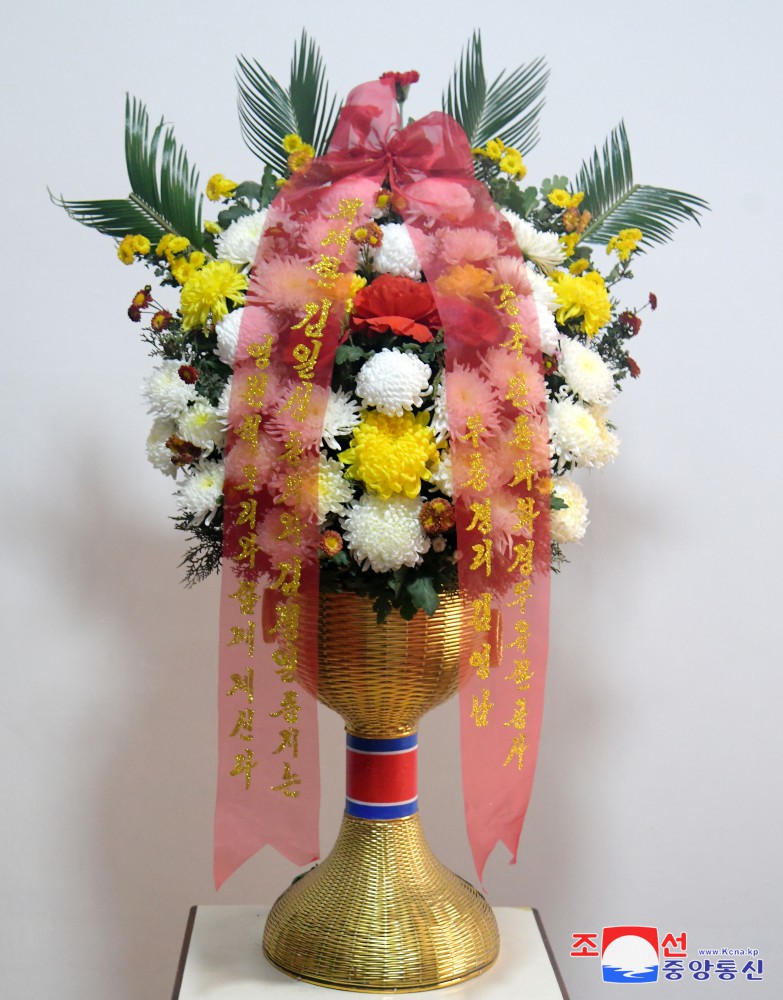 Floral Baskets Sent to Statues of Great Leaders from Abroad