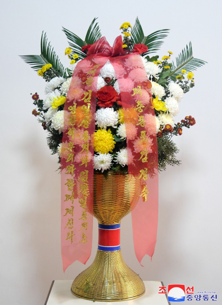 Floral Baskets Sent to Statues of Great Leaders from Abroad