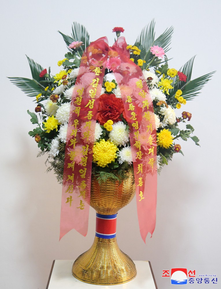 Floral Baskets Sent to Statues of Great Leaders from Abroad