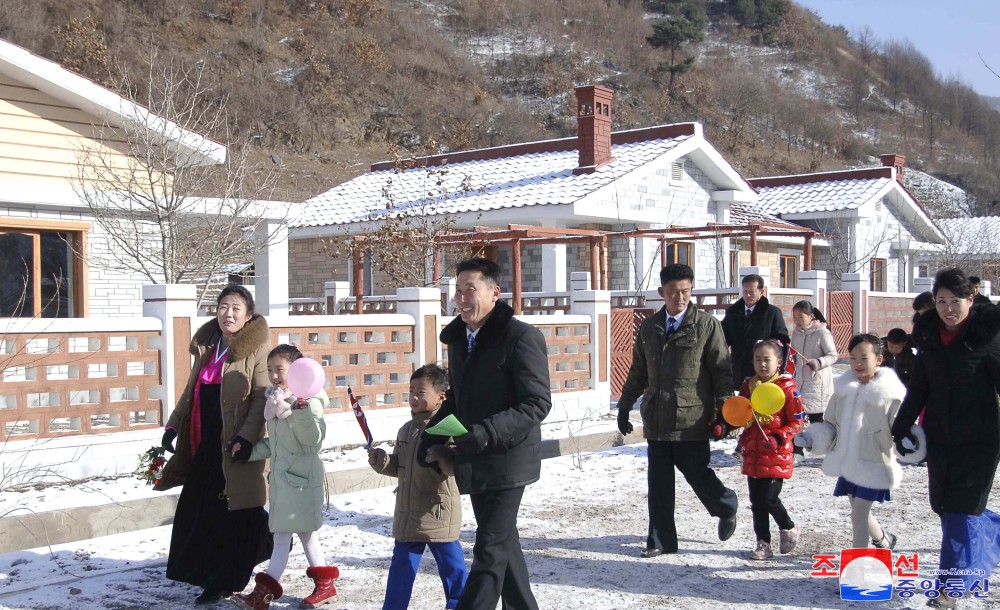 평안남도,강원도,함경남도의 여러 농촌마을에서 새집들이 진행