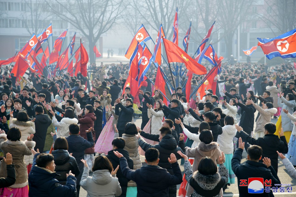 근로단체들에서 무도회 진행