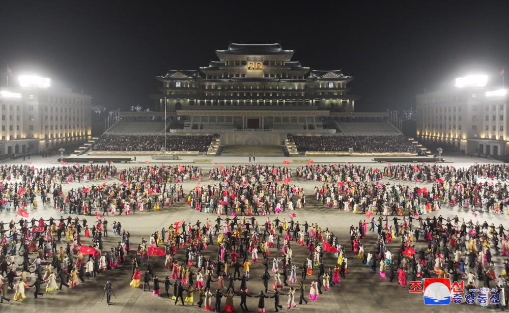 새해 2025년에 즈음한 청년학생들의 경축야회 진행