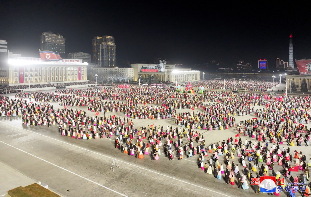 새해 2025년에 즈음한 청년학생들의 경축야회 진행