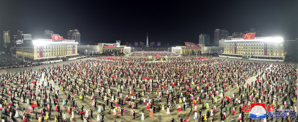 새해 2025년에 즈음한 청년학생들의 경축야회 진행