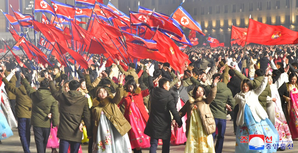 새해 2025년에 즈음한 청년학생들의 경축야회 진행