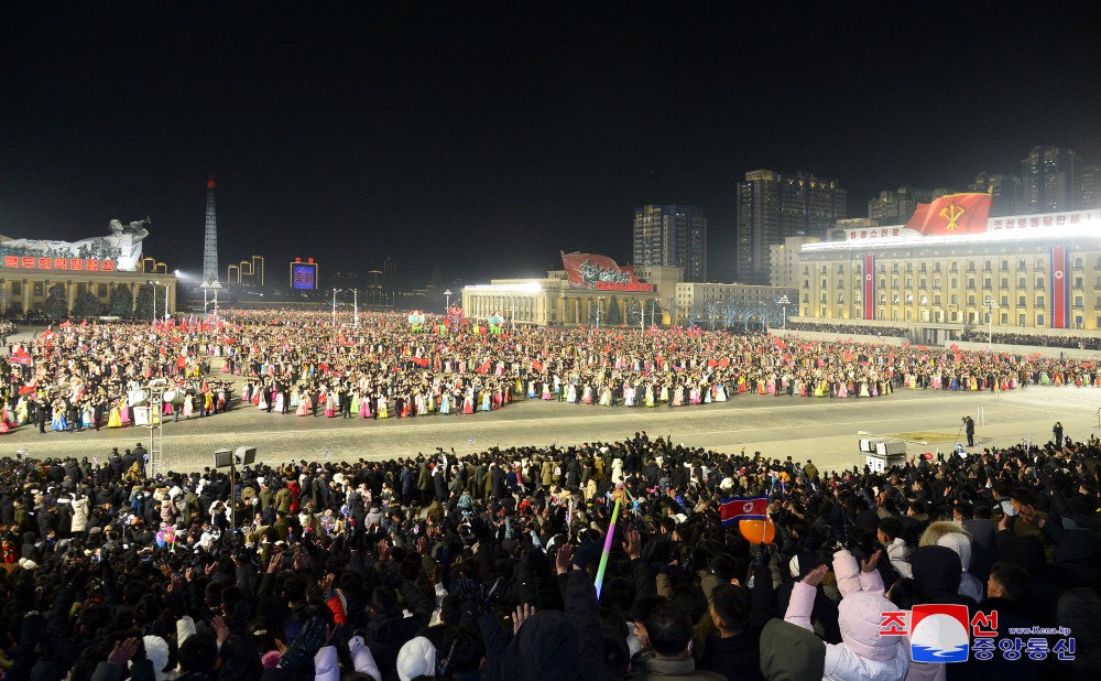 새해 2025년에 즈음한 청년학생들의 경축야회 진행