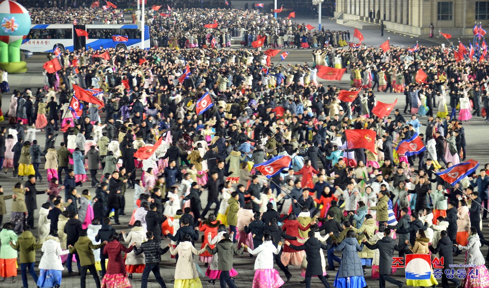 새해 2025년에 즈음한 청년학생들의 경축야회 진행