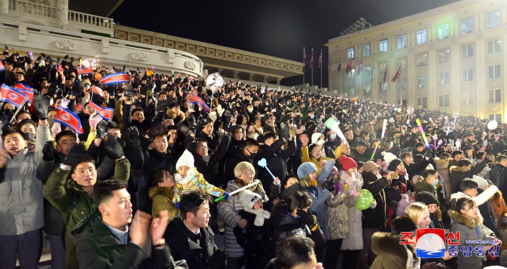 새해 2025년에 즈음한 청년학생들의 경축야회 진행