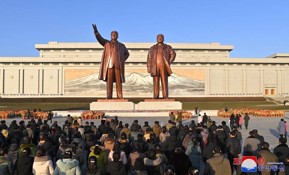 위대한 수령 김일성동지와 위대한 령도자 김정일동지의 동상에 새해를 맞으며 일군들과 근로자들,인민군장병들과 청소년학생들 꽃바구니 진정