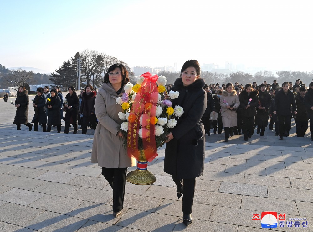 위대한 수령 김일성동지와 위대한 령도자 김정일동지의 동상에 새해를 맞으며 일군들과 근로자들,인민군장병들과 청소년학생들 꽃바구니 진정