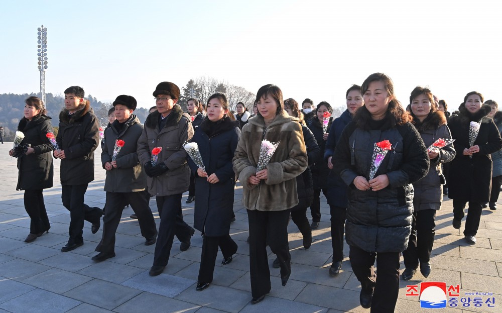 위대한 수령 김일성동지와 위대한 령도자 김정일동지의 동상에 새해를 맞으며 일군들과 근로자들,인민군장병들과 청소년학생들 꽃바구니 진정