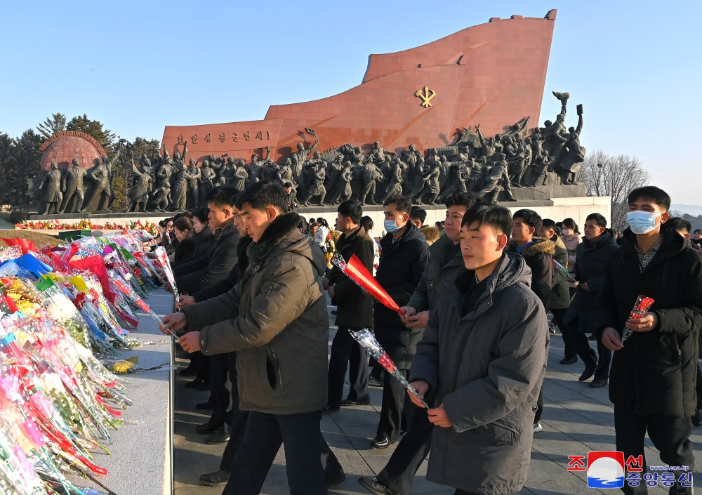 위대한 수령 김일성동지와 위대한 령도자 김정일동지의 동상에 새해를 맞으며 일군들과 근로자들,인민군장병들과 청소년학생들 꽃바구니 진정