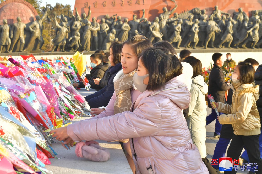 위대한 수령 김일성동지와 위대한 령도자 김정일동지의 동상에 새해를 맞으며 일군들과 근로자들,인민군장병들과 청소년학생들 꽃바구니 진정