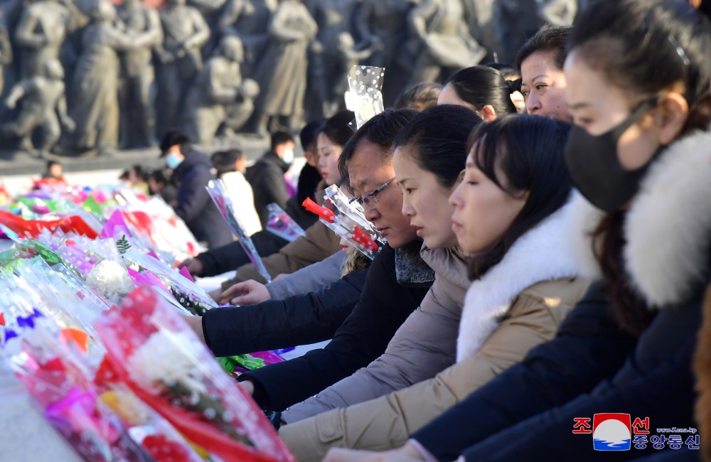 위대한 수령 김일성동지와 위대한 령도자 김정일동지의 동상에 새해를 맞으며 일군들과 근로자들,인민군장병들과 청소년학생들 꽃바구니 진정