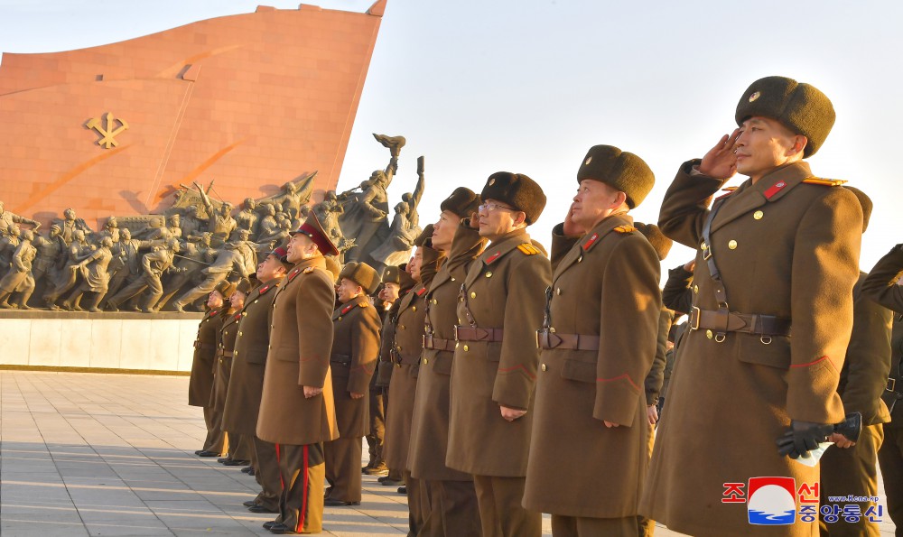 위대한 수령 김일성동지와 위대한 령도자 김정일동지의 동상에 새해를 맞으며 일군들과 근로자들,인민군장병들과 청소년학생들 꽃바구니 진정