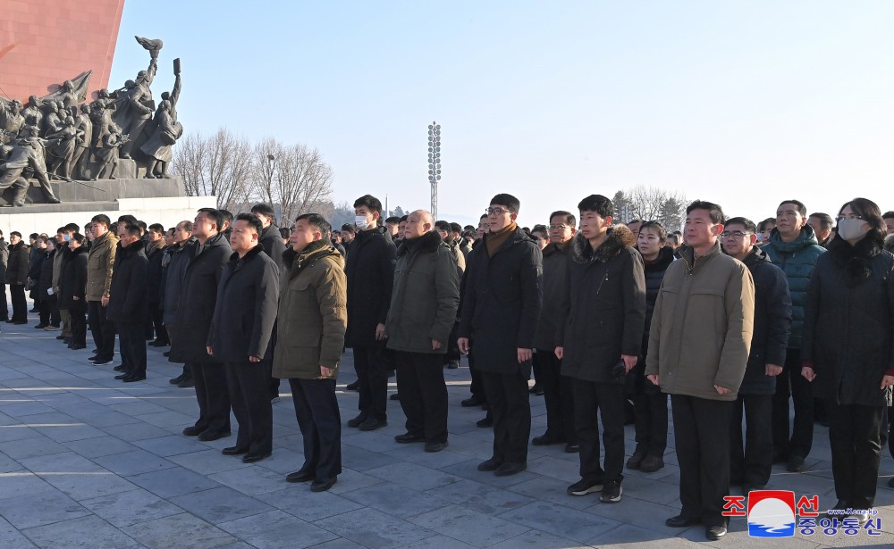 위대한 수령 김일성동지와 위대한 령도자 김정일동지의 동상에 새해를 맞으며 일군들과 근로자들,인민군장병들과 청소년학생들 꽃바구니 진정