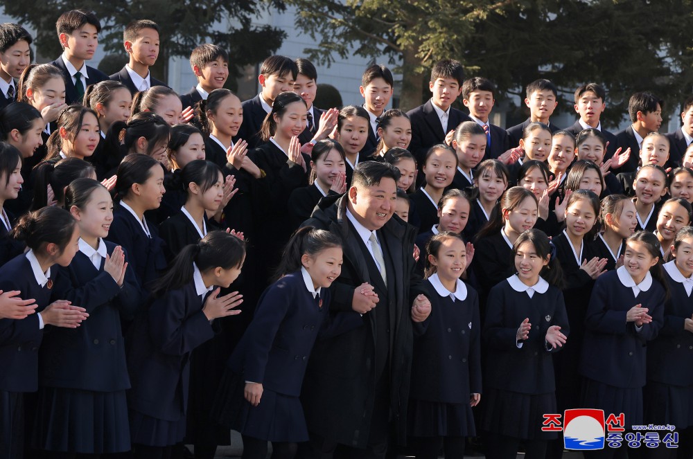 경애하는 김정은동지께서 재일조선학생소년예술단 성원들을 만나주시였다