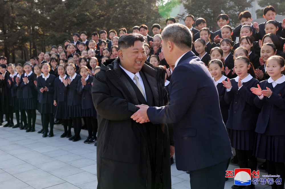 경애하는 김정은동지께서 재일조선학생소년예술단 성원들을 만나주시였다