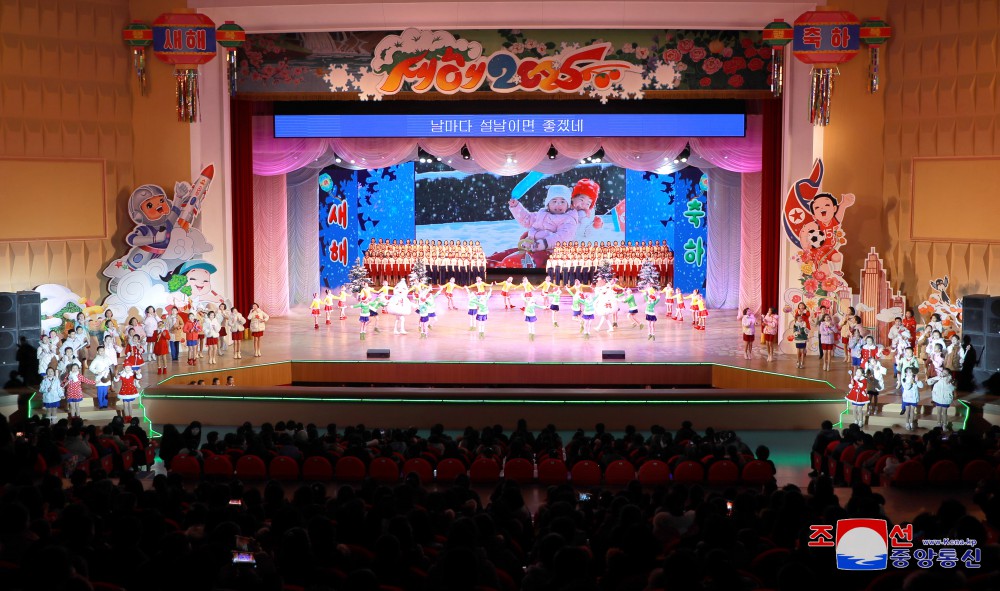 Schoolchildren's New Year Performance Continues in DPRK