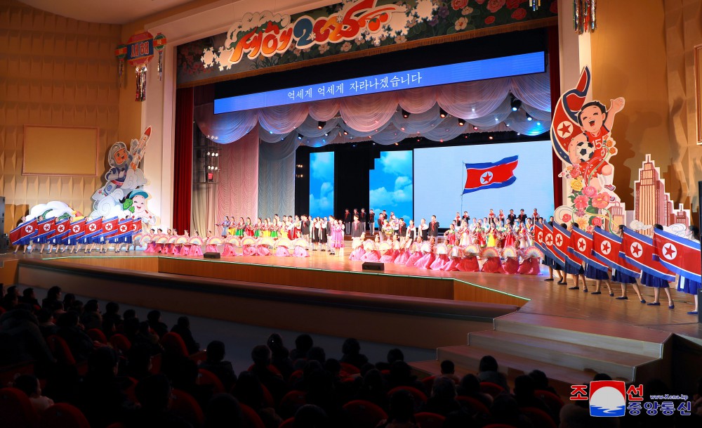 Schoolchildren's New Year Performance Continues in DPRK