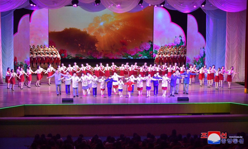 Schoolchildren's New Year Performance Continues in DPRK