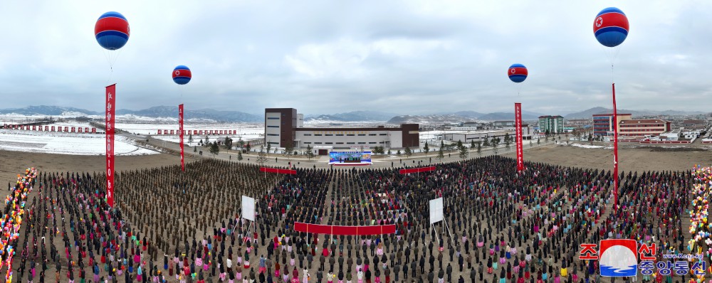 《경애하는 원수님의 은덕으로 경성이 변했습니다》