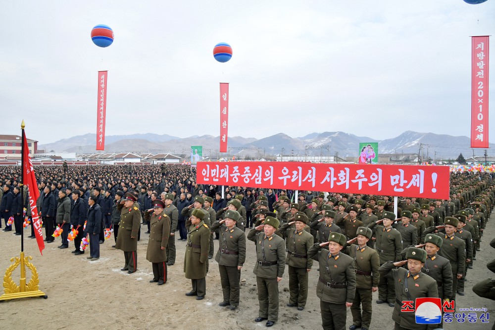 《경애하는 원수님의 은덕으로 경성이 변했습니다》