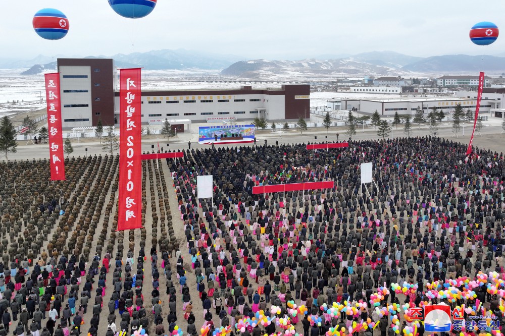 《경애하는 원수님의 은덕으로 경성이 변했습니다》