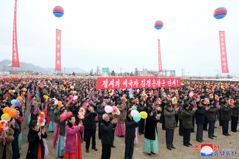 《경애하는 원수님의 은덕으로 경성이 변했습니다》