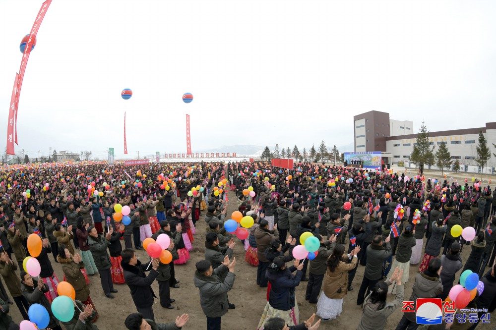 《경애하는 원수님의 은덕으로 경성이 변했습니다》