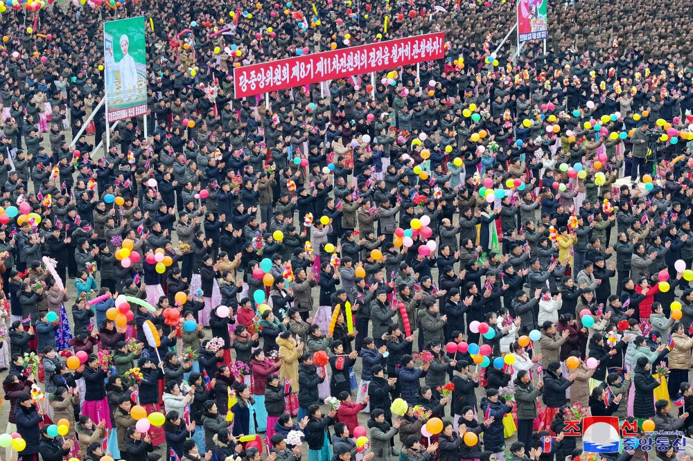 《경애하는 원수님의 은덕으로 경성이 변했습니다》