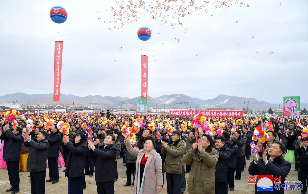 《경애하는 원수님의 은덕으로 경성이 변했습니다》