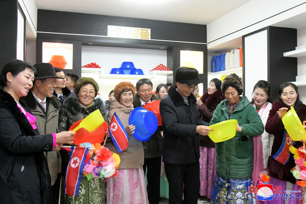 《경애하는 원수님의 은덕으로 경성이 변했습니다》