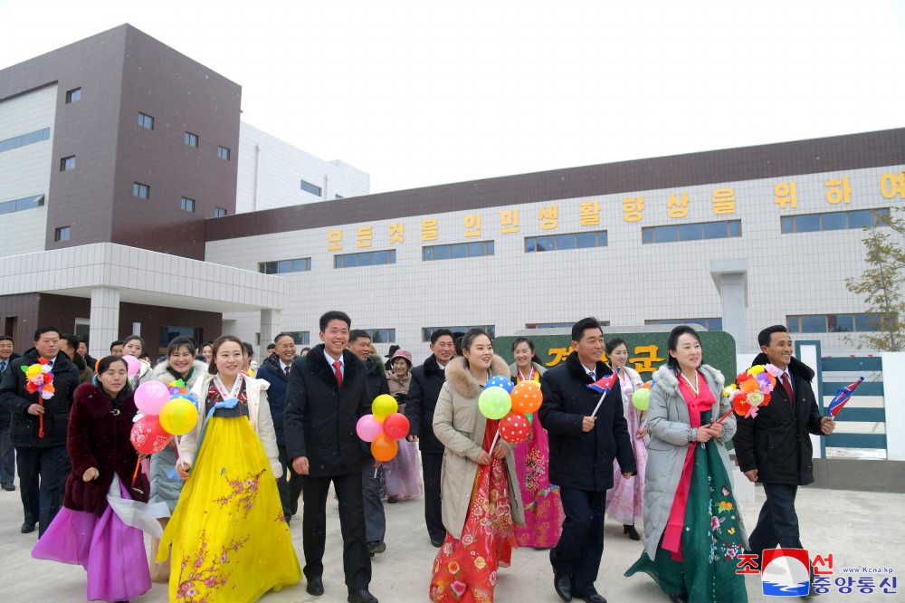 《경애하는 원수님의 은덕으로 경성이 변했습니다》