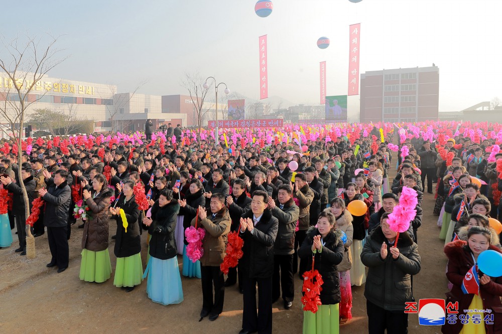 구월산기슭에 펼쳐진 인민의 경사,넘치는 기쁨