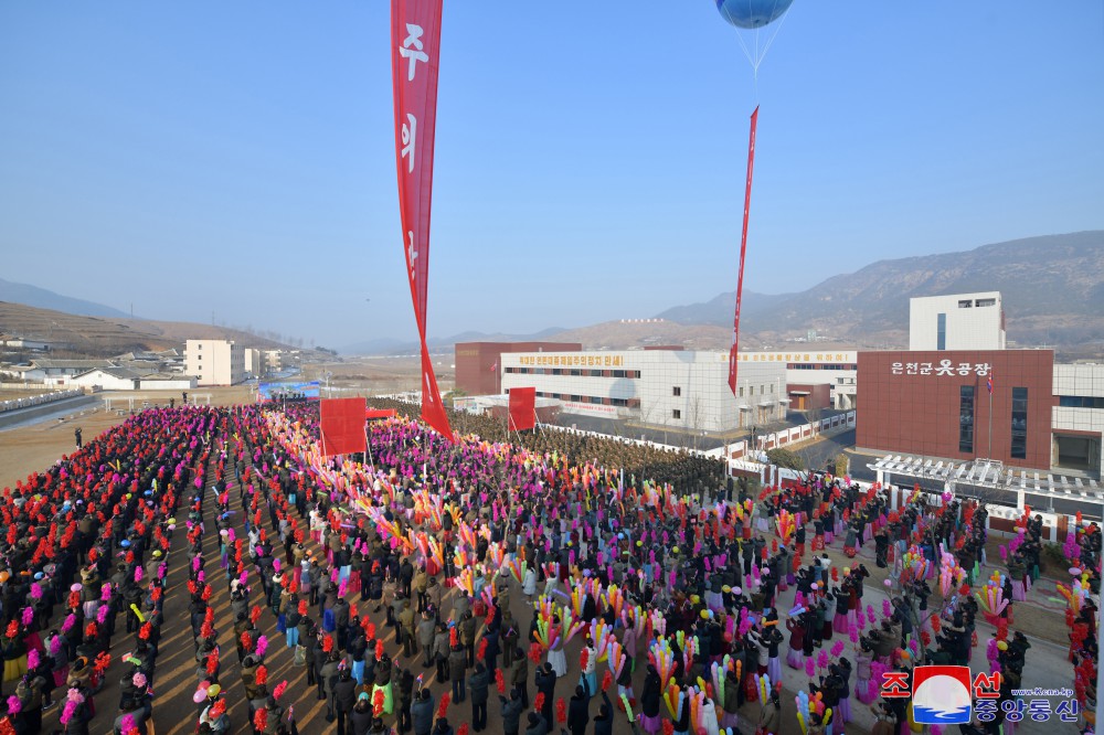 구월산기슭에 펼쳐진 인민의 경사,넘치는 기쁨