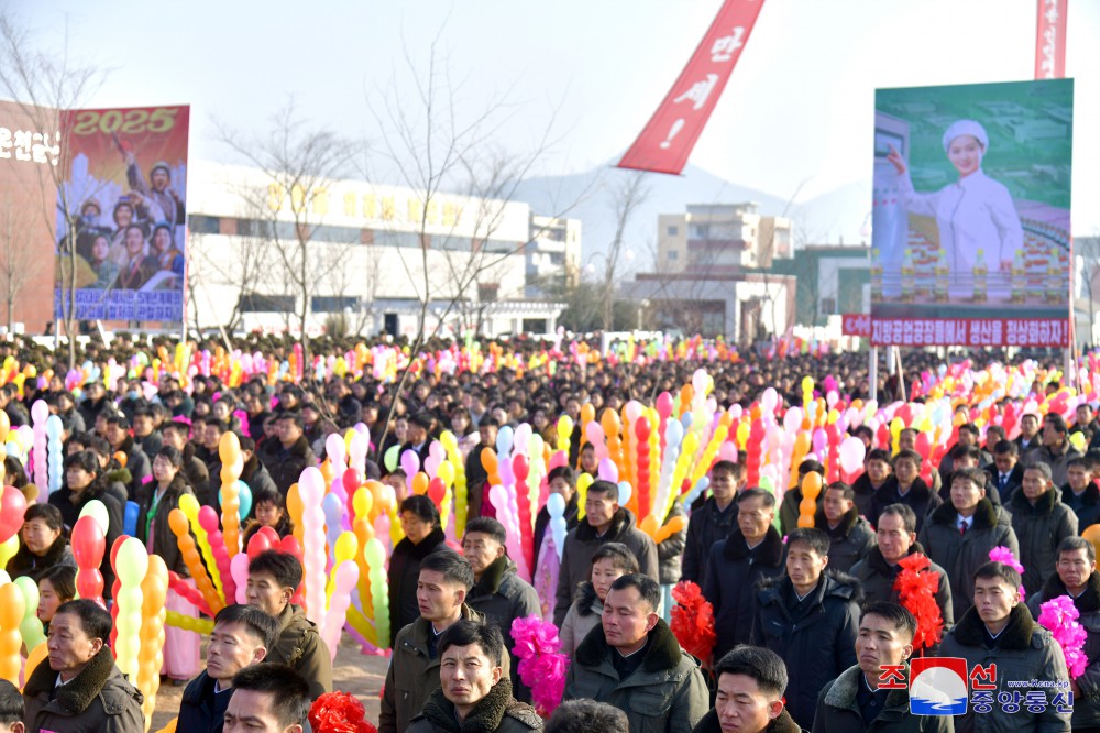 구월산기슭에 펼쳐진 인민의 경사,넘치는 기쁨