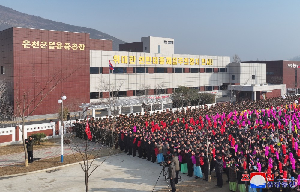 구월산기슭에 펼쳐진 인민의 경사,넘치는 기쁨