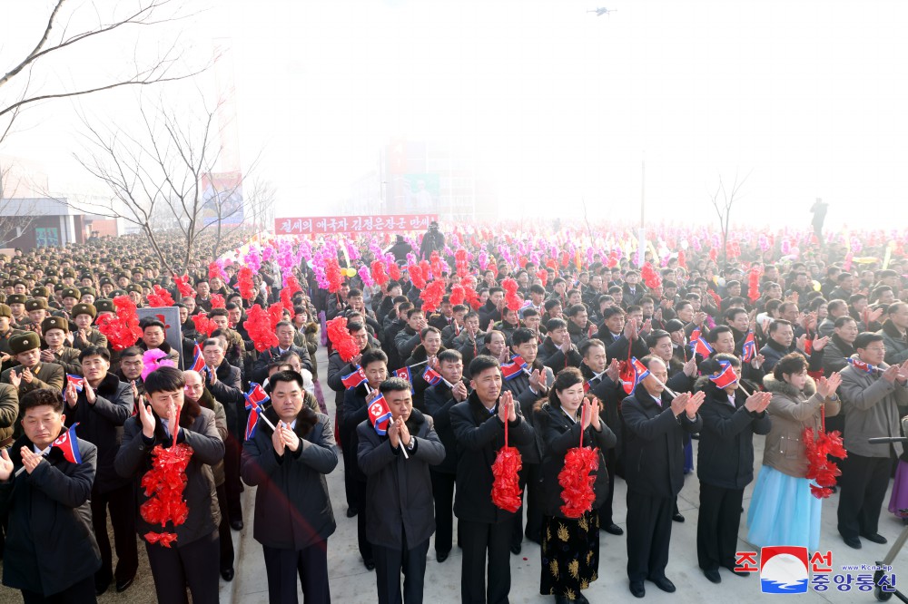 구월산기슭에 펼쳐진 인민의 경사,넘치는 기쁨