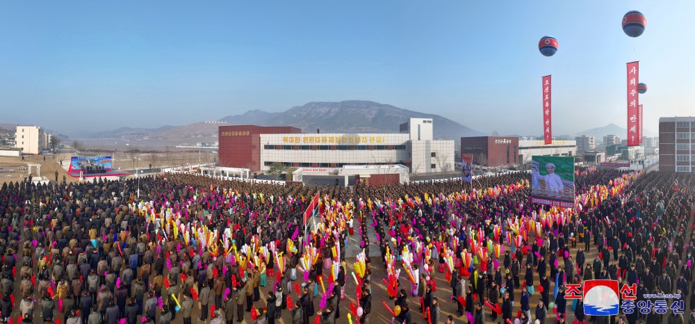 구월산기슭에 펼쳐진 인민의 경사,넘치는 기쁨